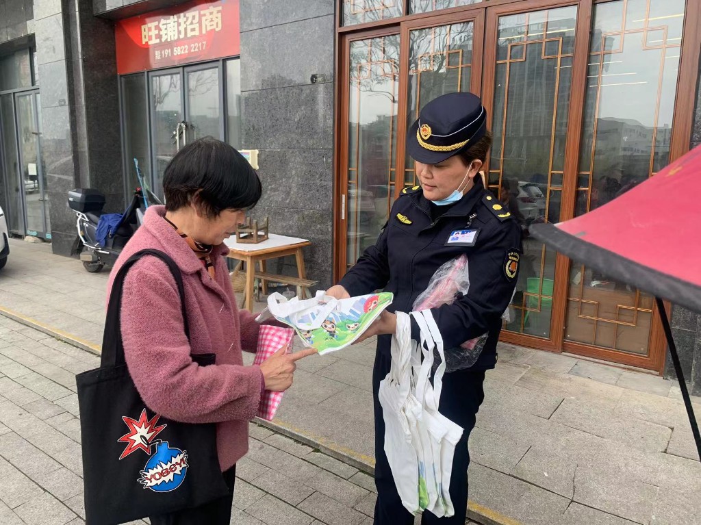 04.12 石峰城管:积极开展垃圾分类宣传志愿者活动